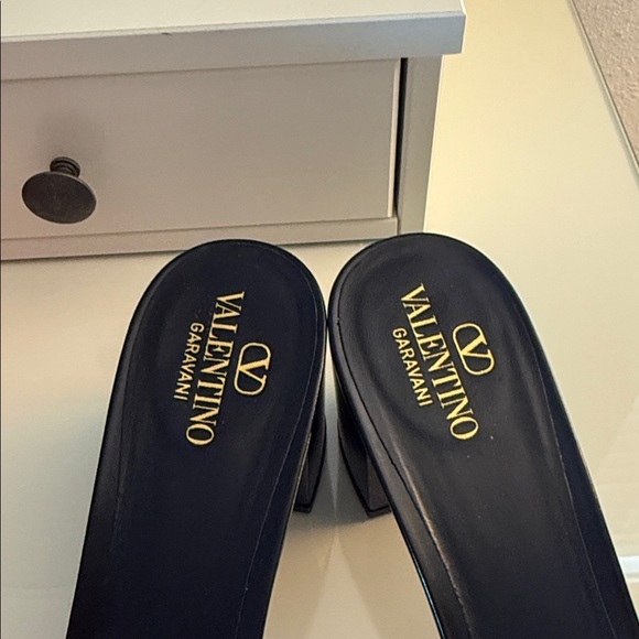 🔥Valentino Garavani Vlogo Cut-Out Slide Sandal In Calfskin 60MM🔥 - Picture 5 of 12